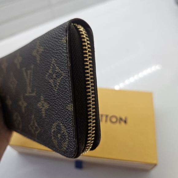 LOUIS VUITTON CLEMENCE WALLET with Fuchsia interior - Picture 6 of 9